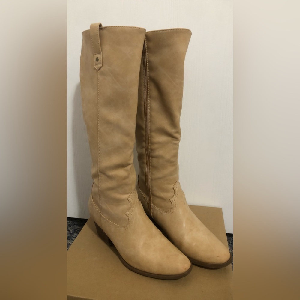 Cream / Tan  Women's Boots ~ Frye and Co.
Size 8